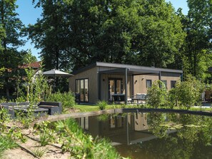Pool - Enjoy a luxurious holiday home for 4 people in the wooded nature of the Veluwe, complete with modern amenities, air conditioning, and a stylish pergola for optimal comfort. Additionally, unwind in the private hot tub, perfect for relaxing after a day (Lieren)