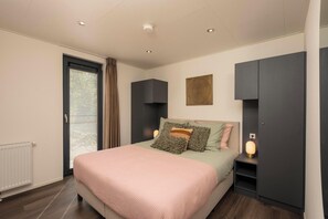 2 bedrooms, travel crib, free WiFi, bed sheets