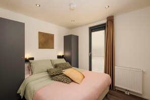2 bedrooms, travel cot, free WiFi, bed sheets