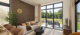 Essenburgh: Spacious and stylish home for 6 people with three bedrooms, a modern kitchen, a cozy outdoor space, and a private hot tub for ultimate relaxation. Enjoy luxury and nature in the Veluwe.