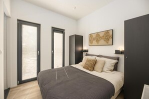 3 bedrooms, travel crib, free WiFi, bed sheets - Essenburgh: Spacious and stylish home for 6 people with three bedrooms, a modern kitchen, a cozy outdoor space, and a private hot tub for ultimate relaxation. Enjoy luxury and nature in the Veluwe. (Lieren)