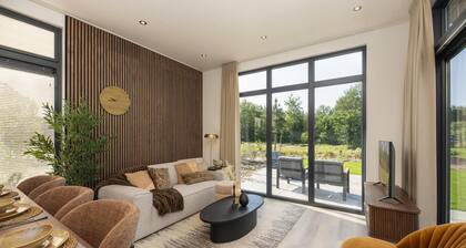 Stylish 6-person home with three bedrooms, a modern kitchen, air conditioning, and a cozy outdoor space with a luxury pergola and private hot tub. Enjoy comfort and nature in the Veluwe.