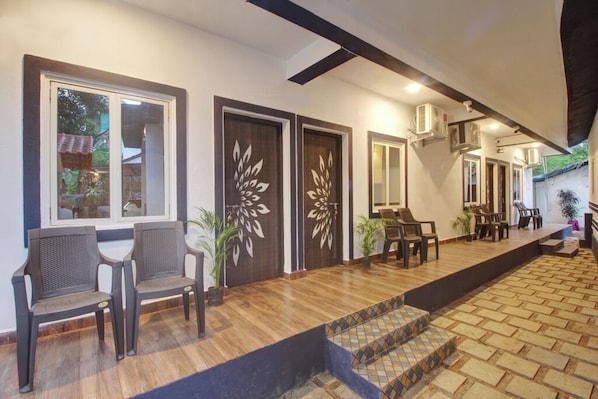 Interior - Shellys Hideout Inn : Deluxe Room (Calangute)