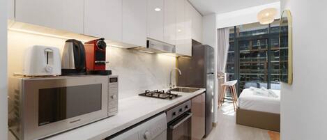 Kylskåp, mikrovågsugn, ugn och spishäll