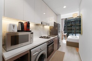 ثلاجة، ميكروويف، فرن، موقد طهي مسطح