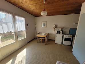 Fridge, microwave, oven, coffee/tea maker