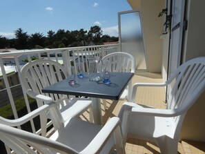 Outdoor dining - Bright apartment, south balcony, pets allowed, near forest (Notre-Dame-de-Monts)