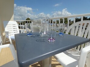 Outdoor dining - Bright apartment, south balcony, pets allowed, near forest (Notre-Dame-de-Monts)