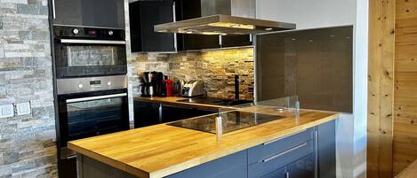 Refrigerador, microondas, horno, placa de cocina