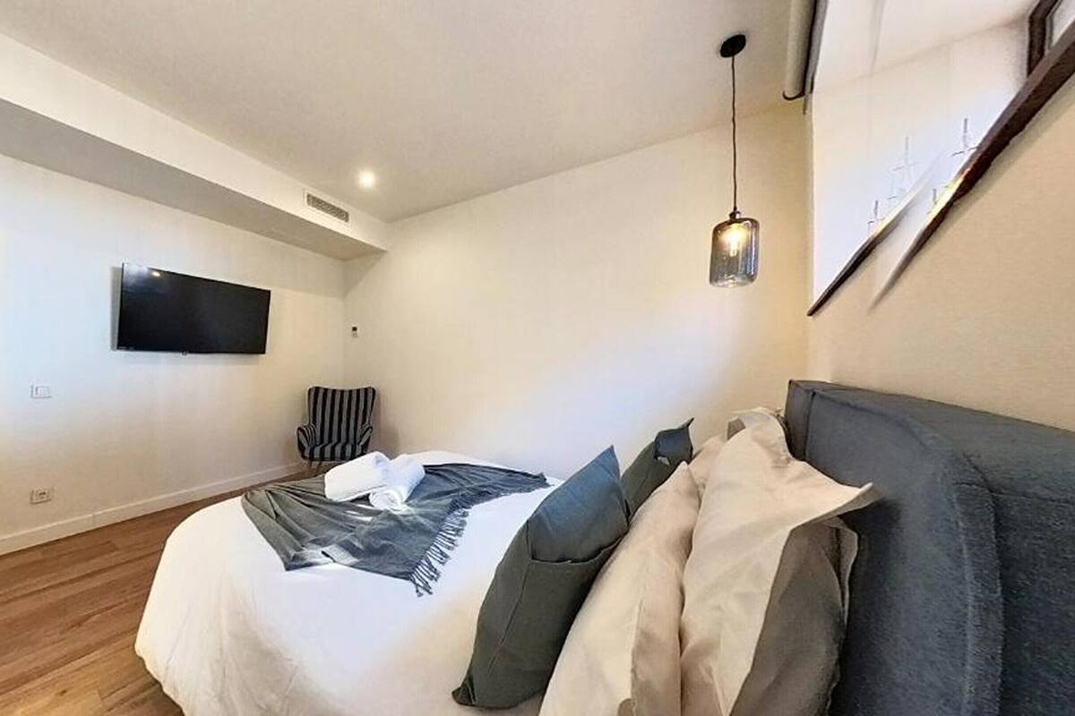 Comfort-Apartment, 2 Schlafzimmer | 3 Schlafzimmer, Bügeleisen/Bügelbrett, Bettwäsche