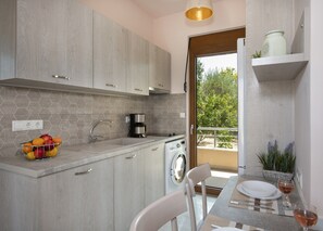 Private kitchen | Fridge, oven, coffee/tea maker, electric kettle