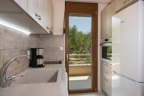 Private kitchen | Fridge, oven, coffee/tea maker, electric kettle - Attractive Holiday Home With Shared Pool (Rethymno)