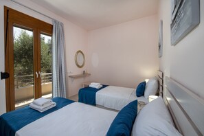 4 quartos, individualmente mobiliados, roupa de cama