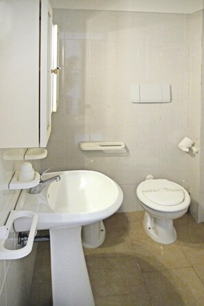 Classic House, 2 Bedrooms | Bathroom | Shower - Apartment in Porto Pollo Near Sea Beach (Palau)