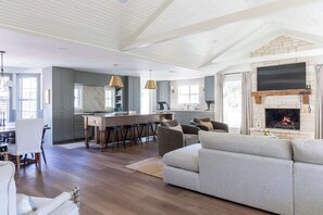 Televisión y chimenea 