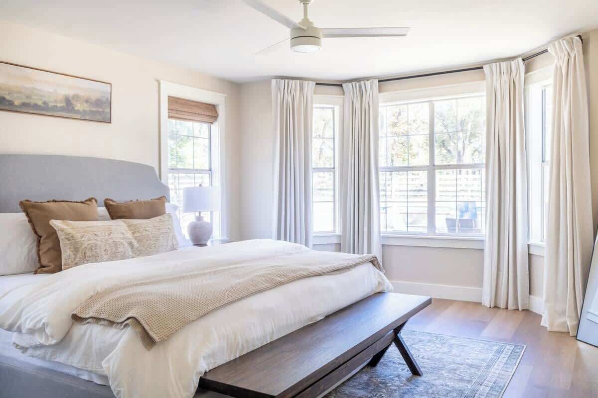 5 bedrooms, iron/ironing board, WiFi, bed sheets