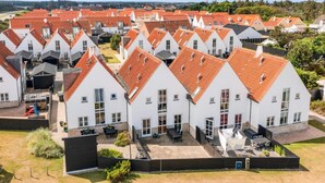 A residential area with modern houses featuring red-tiled roofs and white exteriors. - Modern Beach House - By Traum Ferienwohnungen (Lokken)