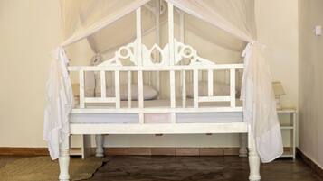 Quarto casal família, varanda, vista para a piscina | Escrivaninha, espaço de trabalho para notebook, Wi-Fi de cortesia