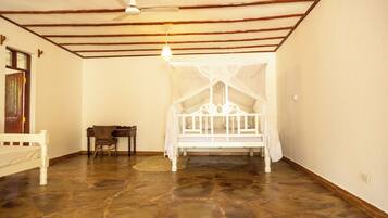 Quarto casal família, varanda, vista para a piscina | Escrivaninha, espaço de trabalho para notebook, Wi-Fi de cortesia