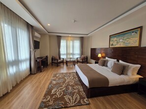 In-room safe, soundproofing, iron/ironing board, free WiFi