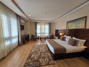 In-room safe, soundproofing, iron/ironing board, free WiFi
