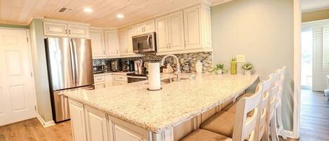 Kühlschrank, Mikrowelle, Geschirrspüler