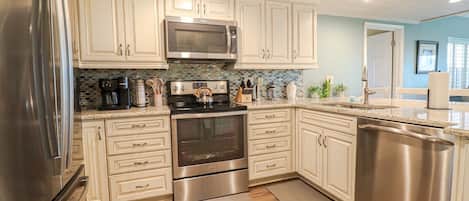 Frigorífico, microondas, lavavajillas y cafetera o tetera