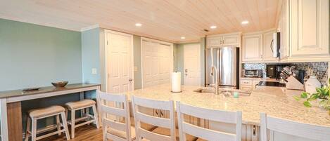 KĂŒhlschrank, Mikrowelle, Ofen, Herdplatte