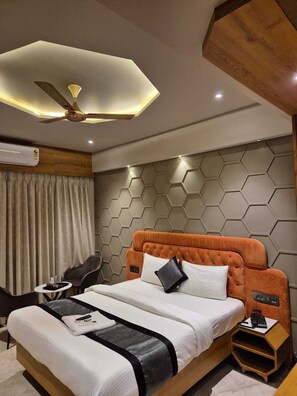 Een bureau, een laptopwerkplek, beddengoed