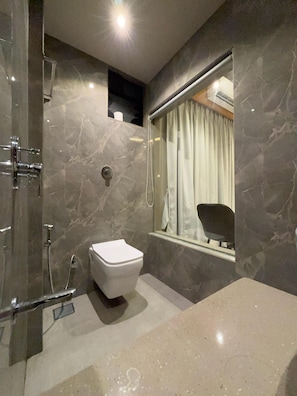 Bidet, jabón, shampoo, papel higiénico