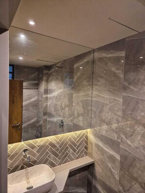 Premium-Zimmer | Badezimmer | Bidet, Seife, Shampoo, Toilettenpapier