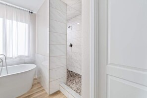 Shower, hair dryer, towels, shampoo - Epic Views | 3BR Overlook w/ Hot Tub & Games (Page)