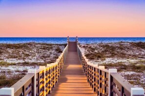 Beach nearby - Whitecap Gulf Front 6BR Beach & Pool Gem (Orange Beach)