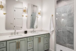 Dusche, Haartrockner, Handtücher, Shampoo