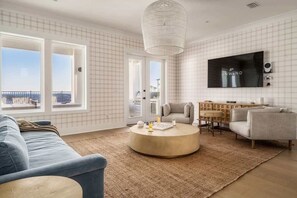 Televisio, videopelejä, työhuone