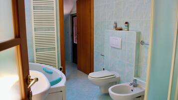 Whirlpool, Bidet, Handtücher, Seife