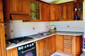 Frigorifero, forno, piano cottura, lavastoviglie