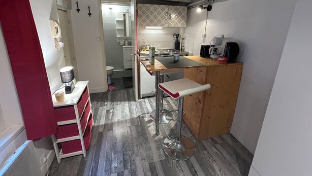 A compact kitchen with a wooden counter, a sink, and a coffee machine. - Cosy Studio Rouen Hôtel de Ville (Rouen)