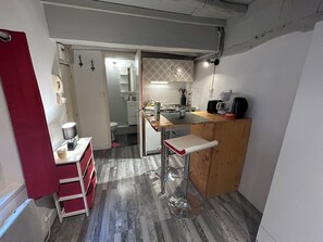 A compact kitchen with a wooden counter, a sink, and a coffee machine. - Cosy Studio Rouen Hôtel de Ville (Rouen)
