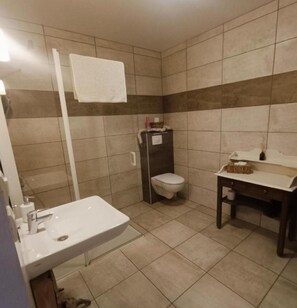 Shower, hair dryer, towels, toilet paper - Gîte familial - On the banks of the Nivernais Canal (Chevroches)