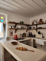 Refrigerador con freezer, placa de cocina, lavavajillas
