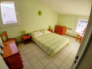 2 chambres, lit de bébé portatif