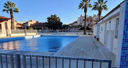 3 minutes from the beach and shops; swimming pool in the residence: the best.
