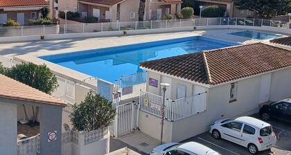 3 minutes from the beach and shops; swimming pool in the residence: the best.