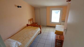 2 Schlafzimmer, Reisekinderbett