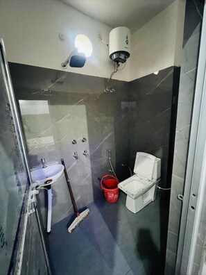 Deluxe Double Room, Multiple Bedrooms, City View | Bathroom
