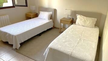 2 soveværelser, skrivebord, strygejern/strygebræt, weekendseng