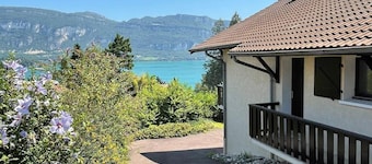Villa with panoramic lake view close to the beach