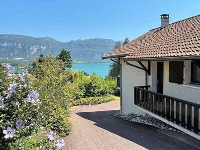 Villa with panoramic lake view close to the beach