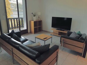 Smart TV, books - Villa with panoramic lake view close to the beach (Conjux)